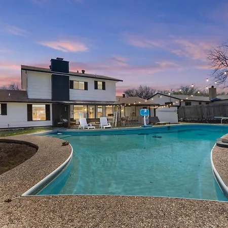 Poolside Retreat In Central Sa